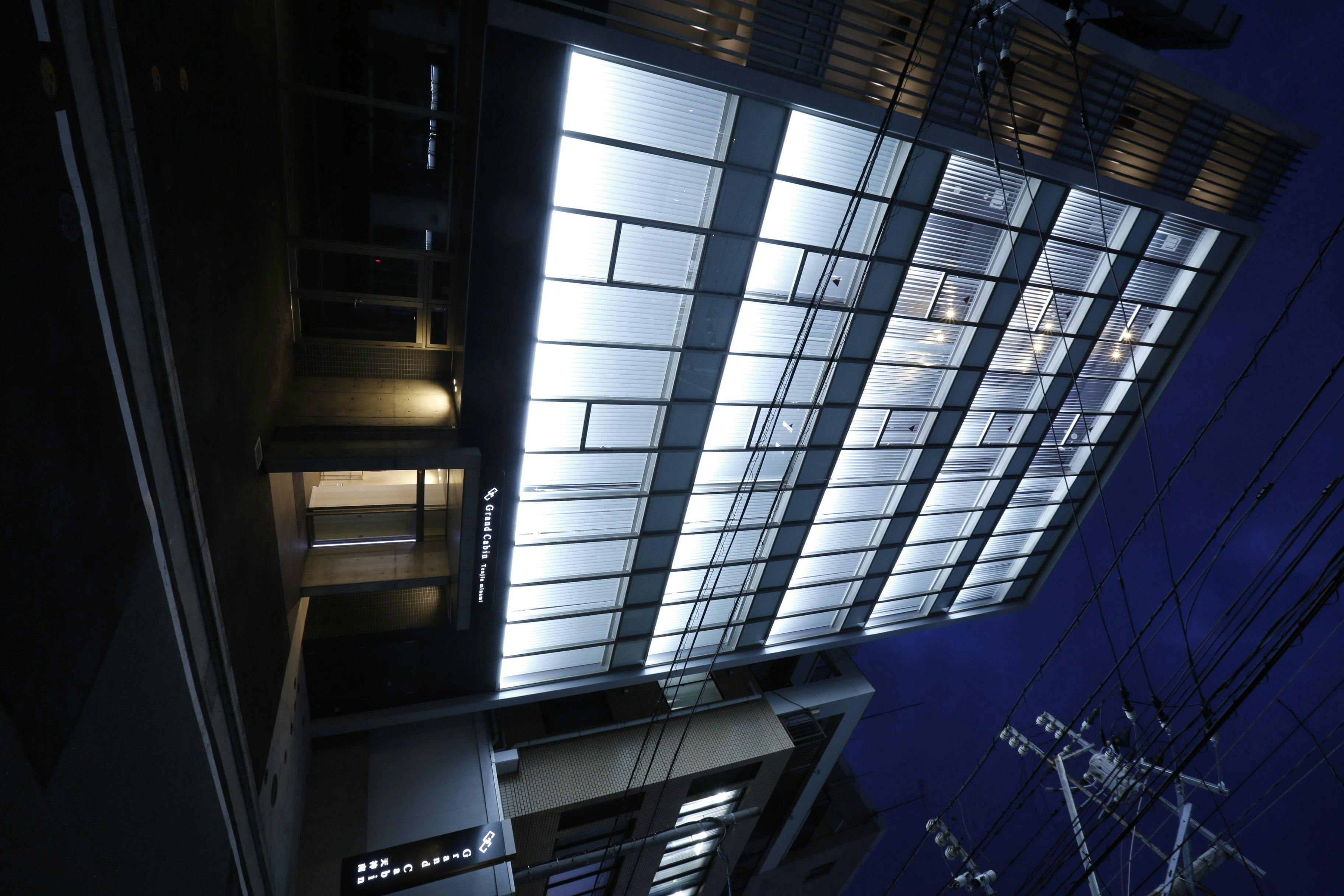 Tampilan luar bangunan di malam hari