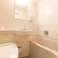Kamar mandi dengan toilet dan shower terintegrasi