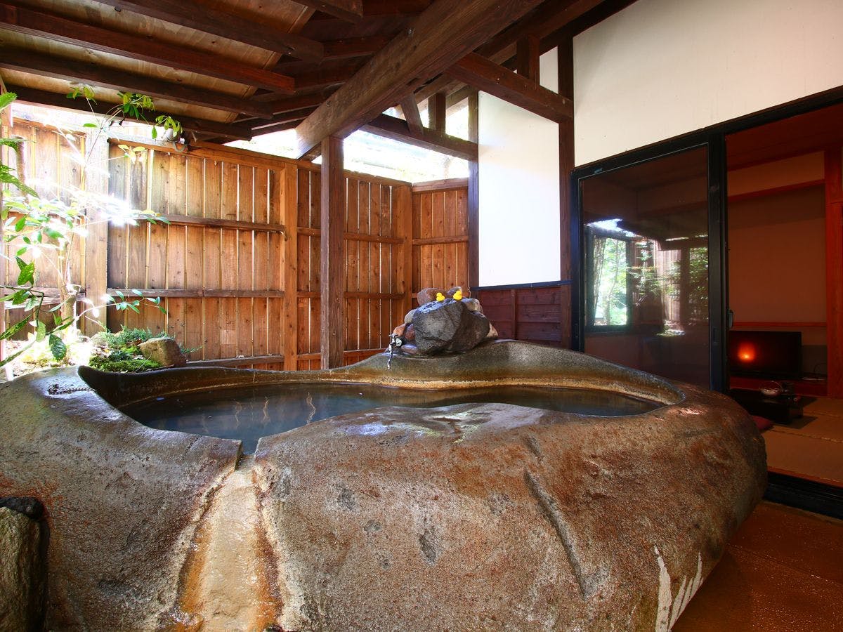 ห้องสไตล์ญี่ปุ่น "ยามาซากุระ" พร้อมอ่างอาบน้ำกลางแจ้งสำหรับสองคน