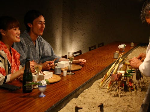 夕食は囲炉裏カウンターでご提供いたします