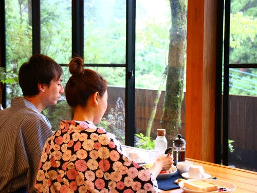 朝食は山川温泉の自然を愛でる食事処で…