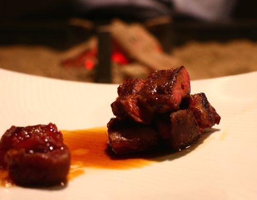 囲炉裏でじっくり焼き上げたあか牛