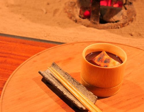 冬は囲炉裏で焼いたお餅でぜんざいを