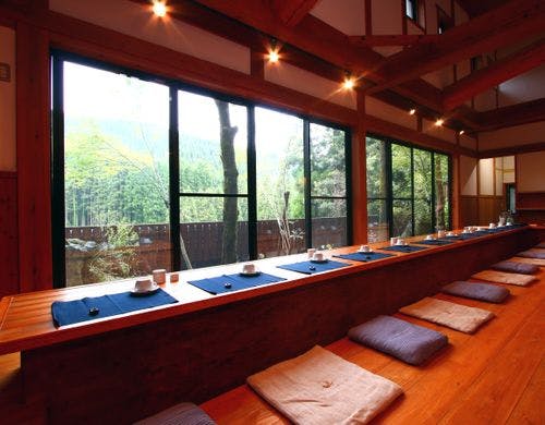 景色は山の木々。自然をみつめながらの朝食