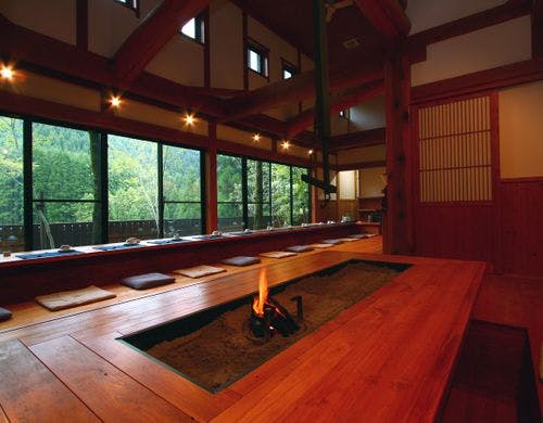 朝食会場の囲炉裏