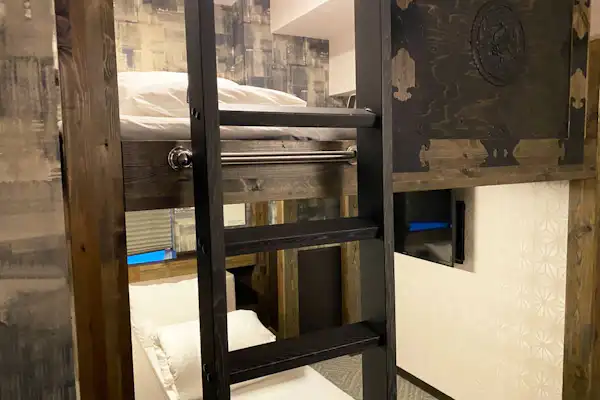 Bilik tidur berkembar dengan katil loteng