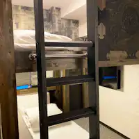 Bilik tidur berkembar dengan katil loteng