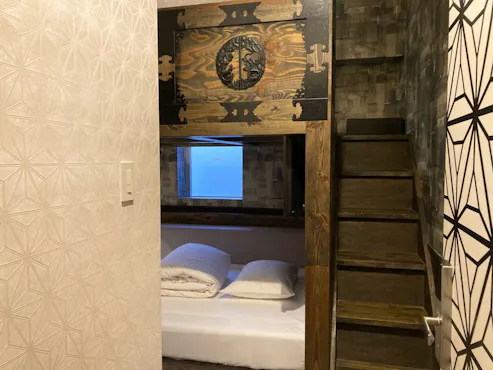 Bilik tidur berkembar dengan katil loteng