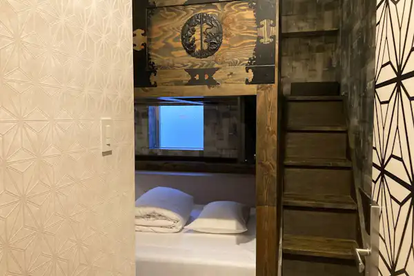 Bilik tidur berkembar dengan katil loteng