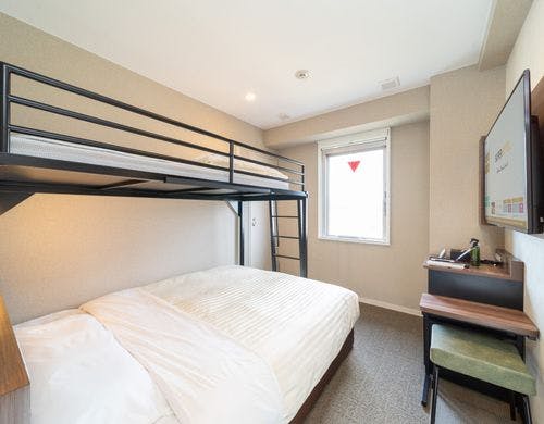 ダブルベッドとロフトベッド付