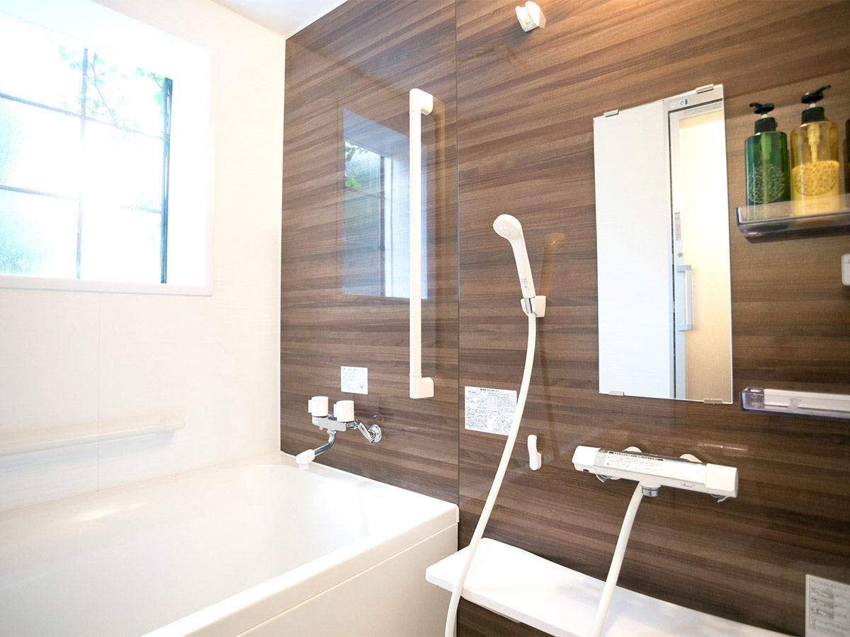 Bilik mandi gaya Jepun adalah jenis berasingan.