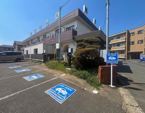 #駐車場　EV充電ポイントが4台分