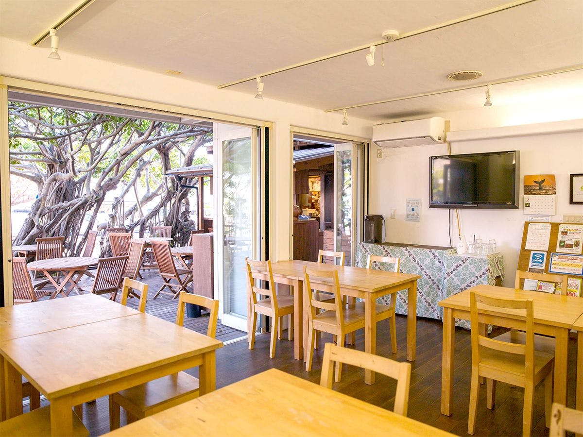 คุณสามารถเพลิดเพลินกับอาหารในพื้นที่เปิดโล่ง