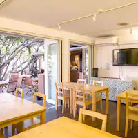 คุณสามารถเพลิดเพลินกับอาหารในพื้นที่เปิดโล่ง