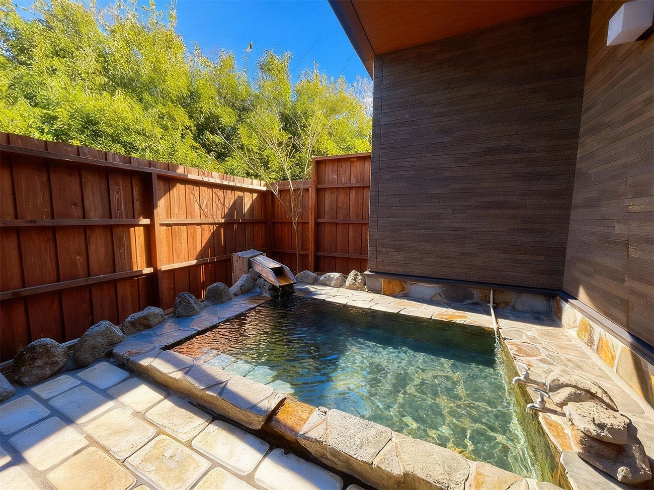 ห้องพักสไตล์ตะวันตกแบบแยกอาคาร พร้อมอ่างอาบน้ำกลางแจ้งในห้องพัก