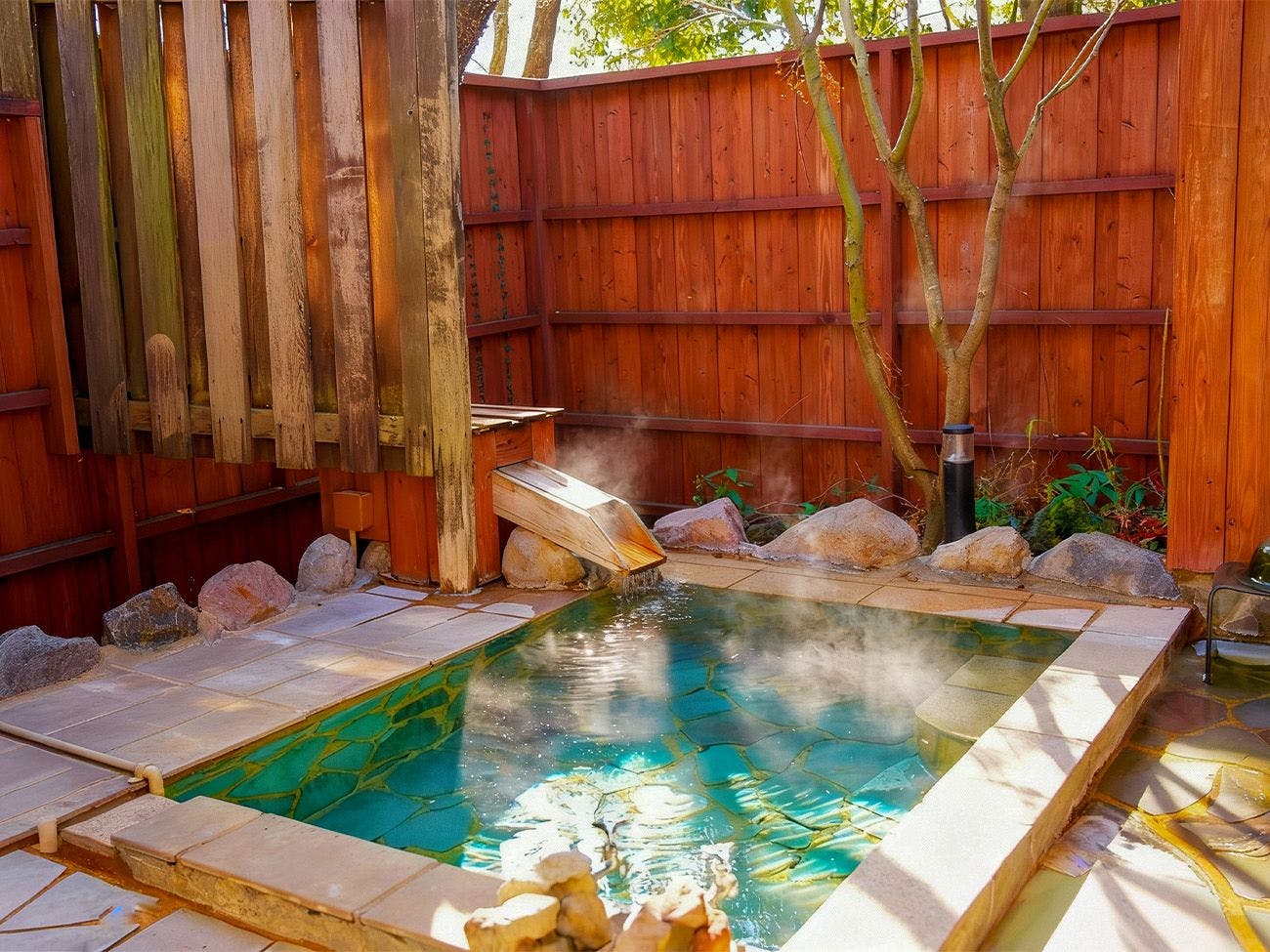 ห้องพักอาคารแยกสไตล์ตะวันตก พร้อมอ่างอาบน้ำกลางแจ้งภายในห้องพัก