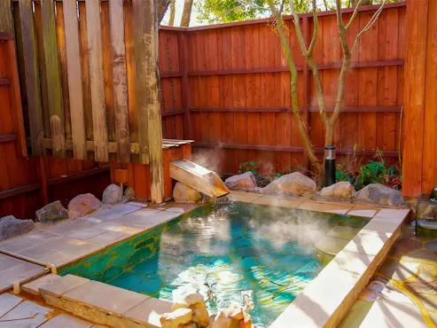 ห้องพักอาคารแยกสไตล์ตะวันตก พร้อมอ่างอาบน้ำกลางแจ้งภายในห้องพัก