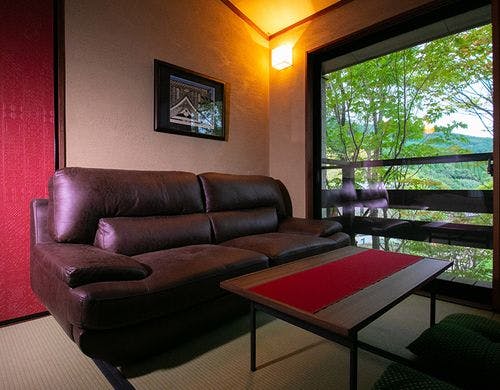 洋室離れの客室付き露天風呂。