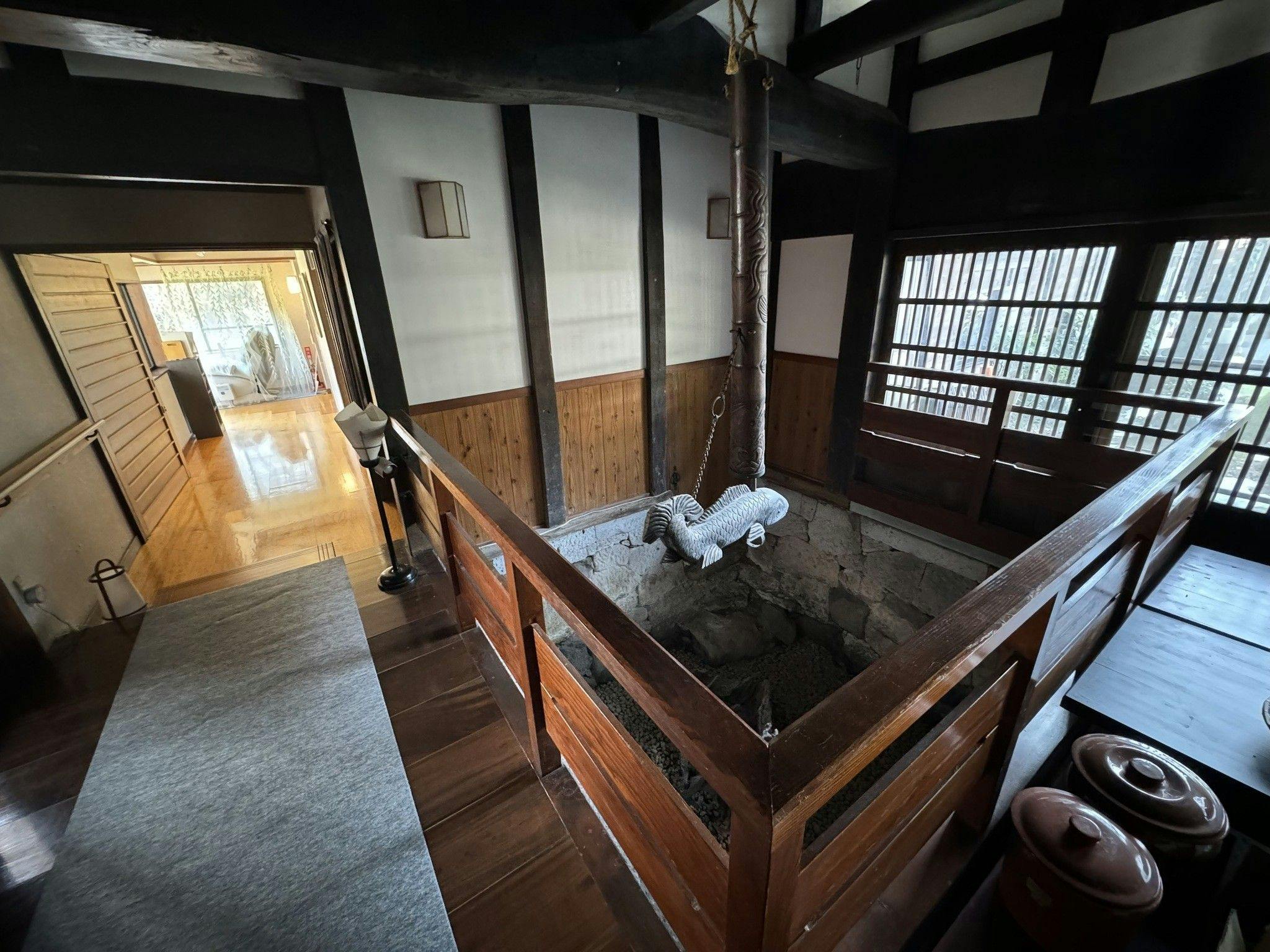 Gambaran interior rumah yang penuh sejarah.