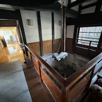 Gambaran interior rumah yang penuh sejarah.