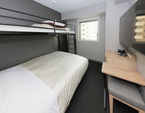 ダブルベッドとロフトベッド付き