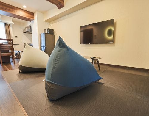 畳リビングにはyogiboソファと50インチTV