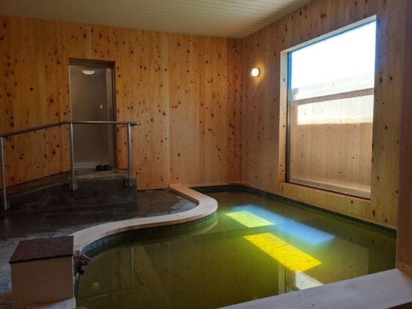 ห้องอาบน้ำที่ทำจากไม้ฮิโนกิที่มีกลิ่นหอมอบอวล