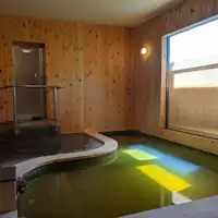 ห้องอาบน้ำที่ทำจากไม้ฮิโนกิที่มีกลิ่นหอมอบอวล