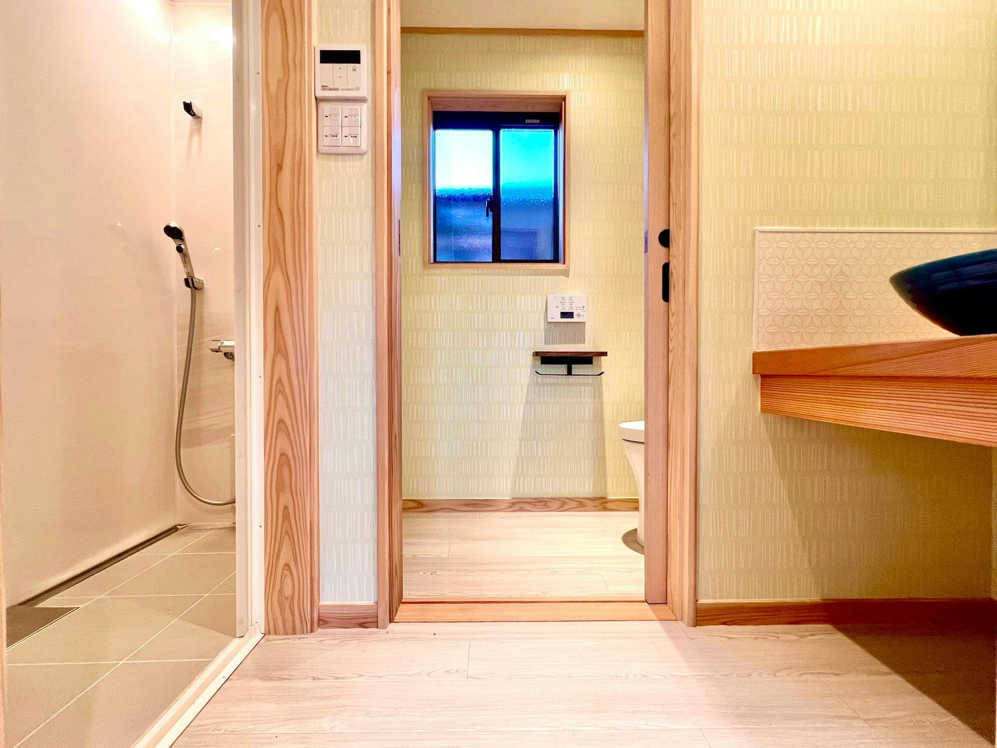 ประตูยาว แกลมปิ้ง ลิฟวิ่ง ชาวเวอร์