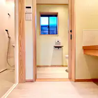 ประตูยาว แกลมปิ้ง ลิฟวิ่ง ชาวเวอร์