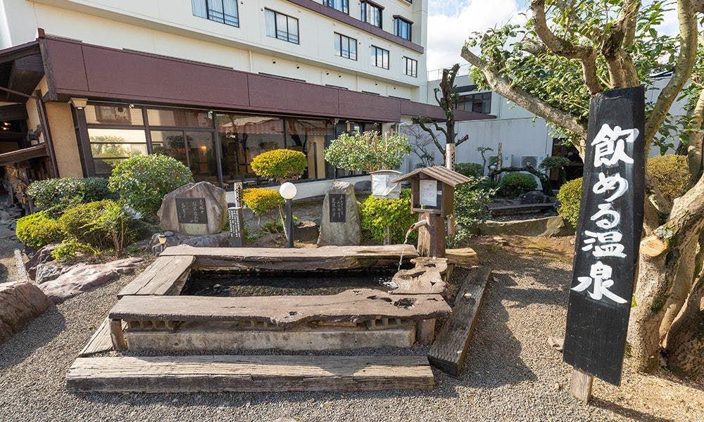 【อาคารหมายเลข 2】บ่อแช่เท้าและสถานที่ดื่มน้ำแร่