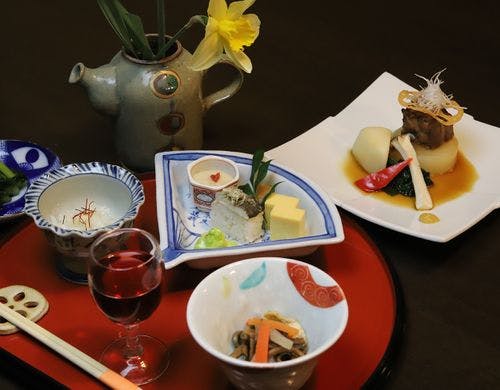 季節感を感じる郷土会席料理。