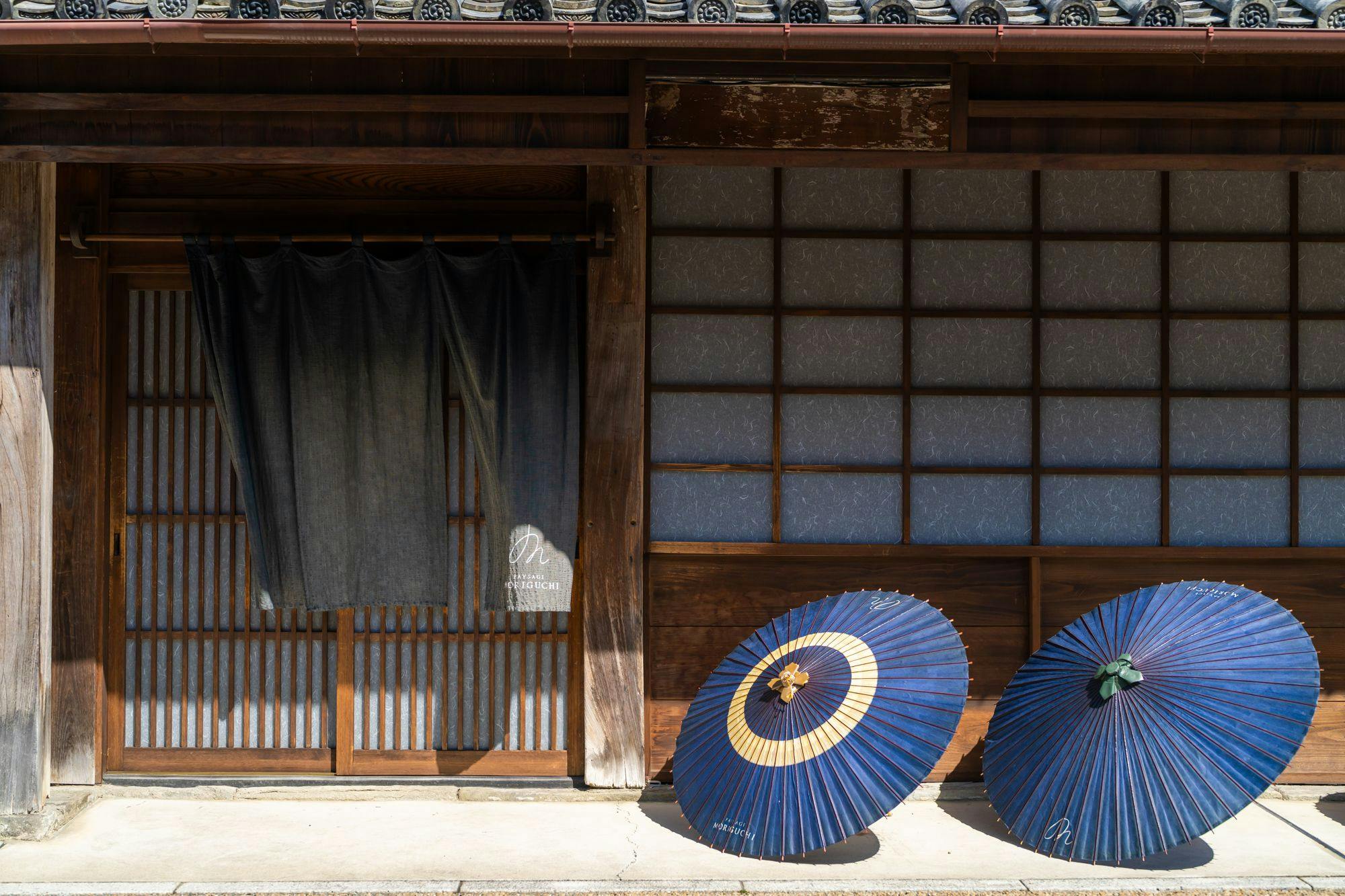 ร่มญี่ปุ่นและม่านย้อมคราม