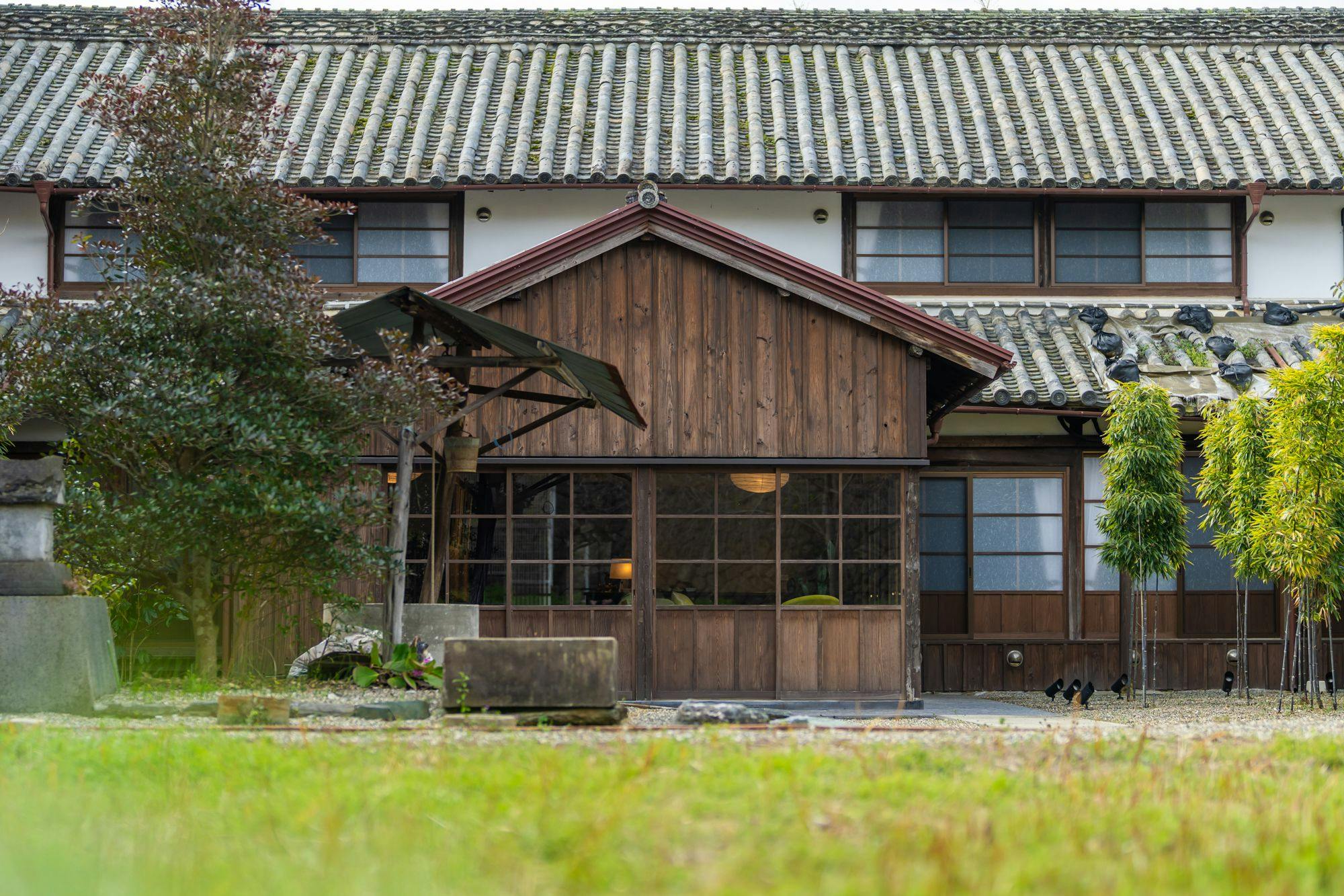 ทัศนียภาพภายนอกจากลานกลาง