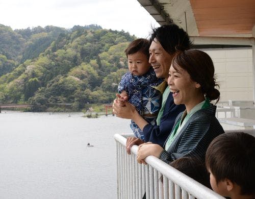 お部屋のベランダからは亀山湖が一望