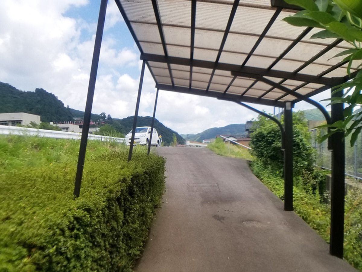 ทางเข้าอยู่ในตำแหน่งที่ต่ำกว่าถนนเลียบแม่น้ำเล็กน้อย