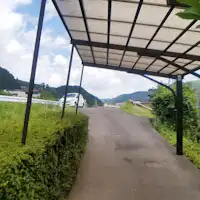 ทางเข้าอยู่ในตำแหน่งที่ต่ำกว่าถนนเลียบแม่น้ำเล็กน้อย