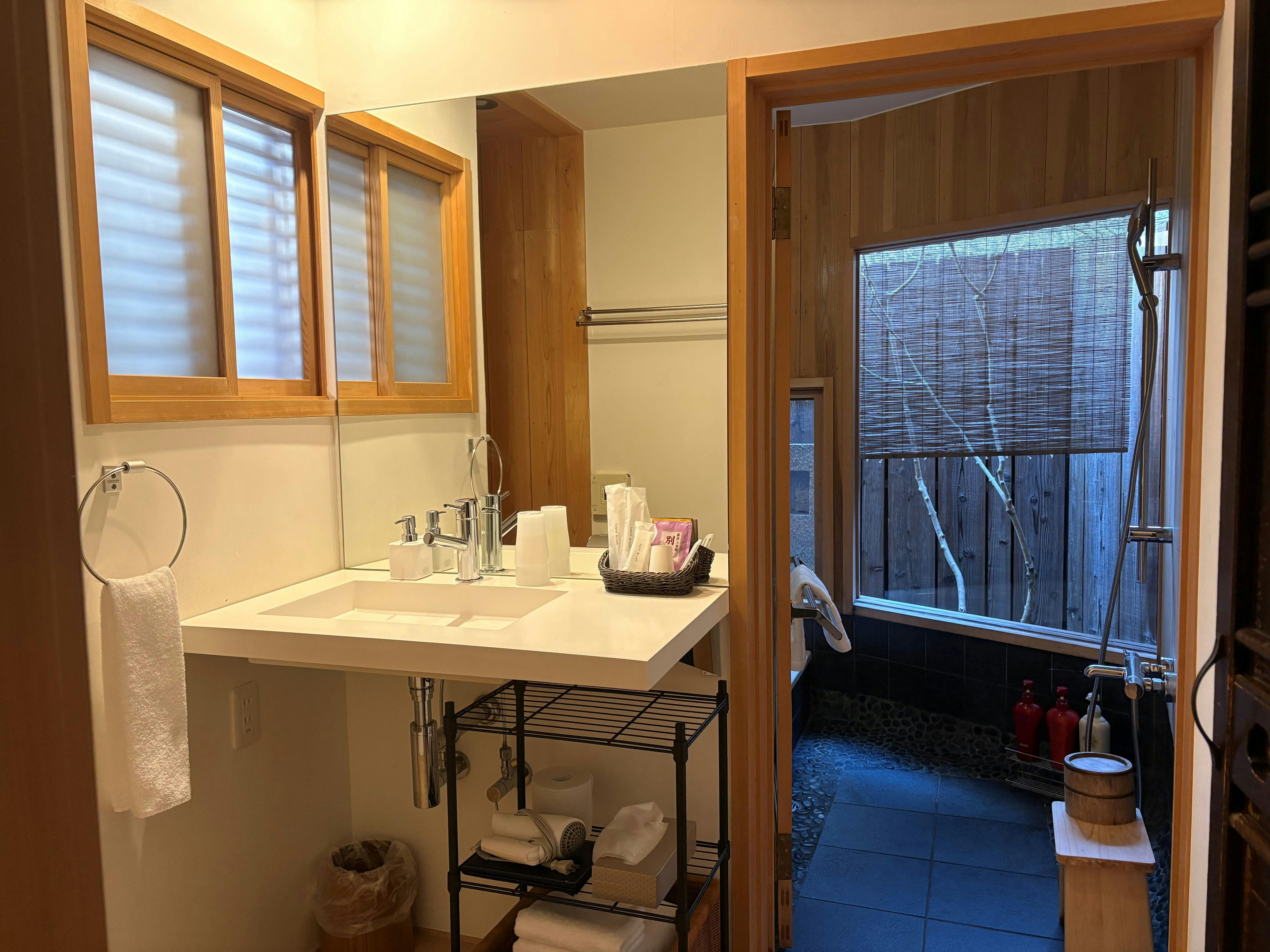 ห้องน้ำพร้อมอ่างล้างหน้า