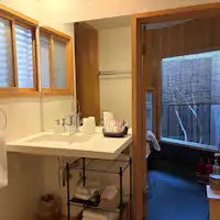 ห้องน้ำพร้อมอ่างล้างหน้า