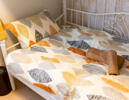 下のベッドはソファとしても利用可能