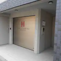 Pintu gulung dengan papan nama adalah tanda pengenal!