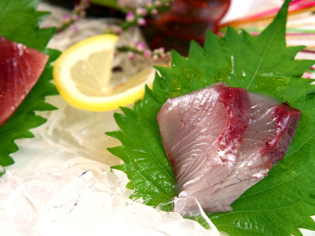 Hidangan sashimi ikan bermusim