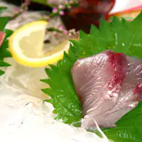 Hidangan sashimi ikan bermusim