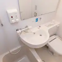 Kamar mandi dengan toilet dan shower terintegrasi