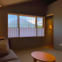 สามารถมองเห็นภูเขาไฟฟูจิจากห้องพักเสื่อทาทามิ