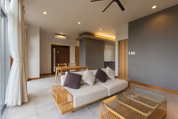 ห้องหลัก: ห้องนั่งเล่นและห้องรับประทานอาหาร