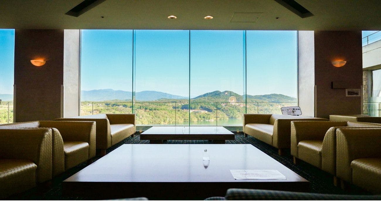 วิวเอนะเกียวที่กว้างขวางผ่านหน้าต่าง