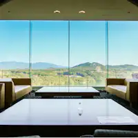 วิวเอนะเกียวที่กว้างขวางผ่านหน้าต่าง