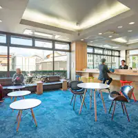 라운지에서 업무나 여행 계획을 세우세요.