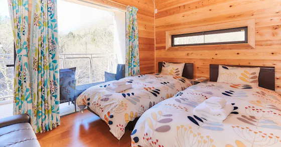 ห้องนอนที่มีแสงแดดอุ่นส่องเข้ามา